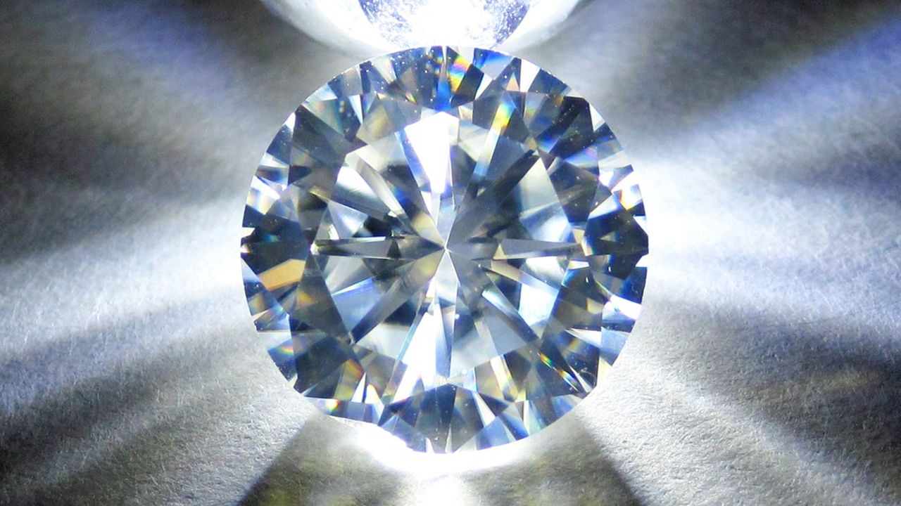 Comme le diamant naturel, le diamant de synthèse se forme grâce à la cristallisation du carbone, soumis à des conditions de chaleur et de pression extrêmes. Seuls l'origine et le lieu de ce phénomène diffèrent.