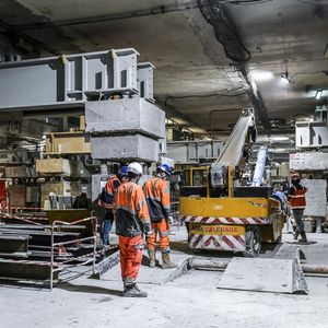 Le chantier de construction de la future gare RER E (Eole) de La Défense. L'arrivée à la Défense est prévue au printemps 2024 au lieu de décembre 2022, et avec des fréquences très réduites.