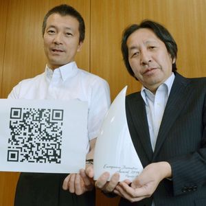 Le Japonais Masahiro Hara, ingénieur chez Denso Wave (à droite), a inventé le QR Code au début des années 2000.