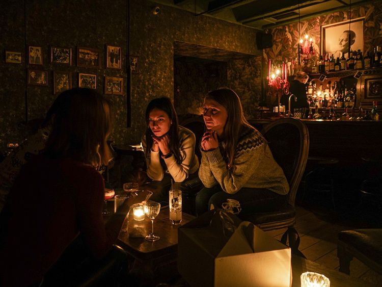 Kateryna fête ses 32 ans avec des amies dans un bar du centre-ville de Kiev, lors d'une coupure de courant. 