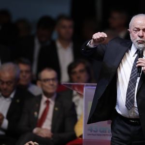 « C'est une honte ! a déclaré Lula. Il paraît que le président ne doit pas évoquer ces sujets, mais je dois le faire. »