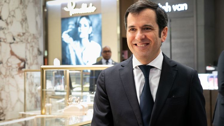 Nicolas Houzé, directeur général des Galeries Lafayette, assume la vente du BHV qui servira à réinvestir dans les Galeries Lafayette.