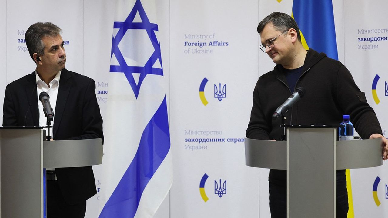 Le ministre des Affaires étrangères israélien, Eli Cohen (à gauche), et son homologue ukrainien, Dmytro Kouleba, à Kiev ce jeudi.