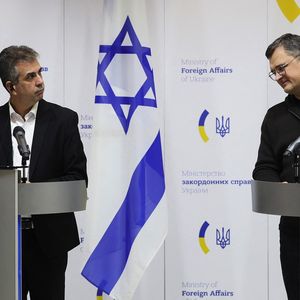 Le ministre des Affaires étrangères israélien, Eli Cohen (à gauche), et son homologue ukrainien, Dmytro Kouleba, à Kiev ce jeudi.