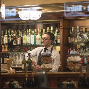 Un barman à Milan. Les services ont embauché de nombreux travailleurs après le Covid.