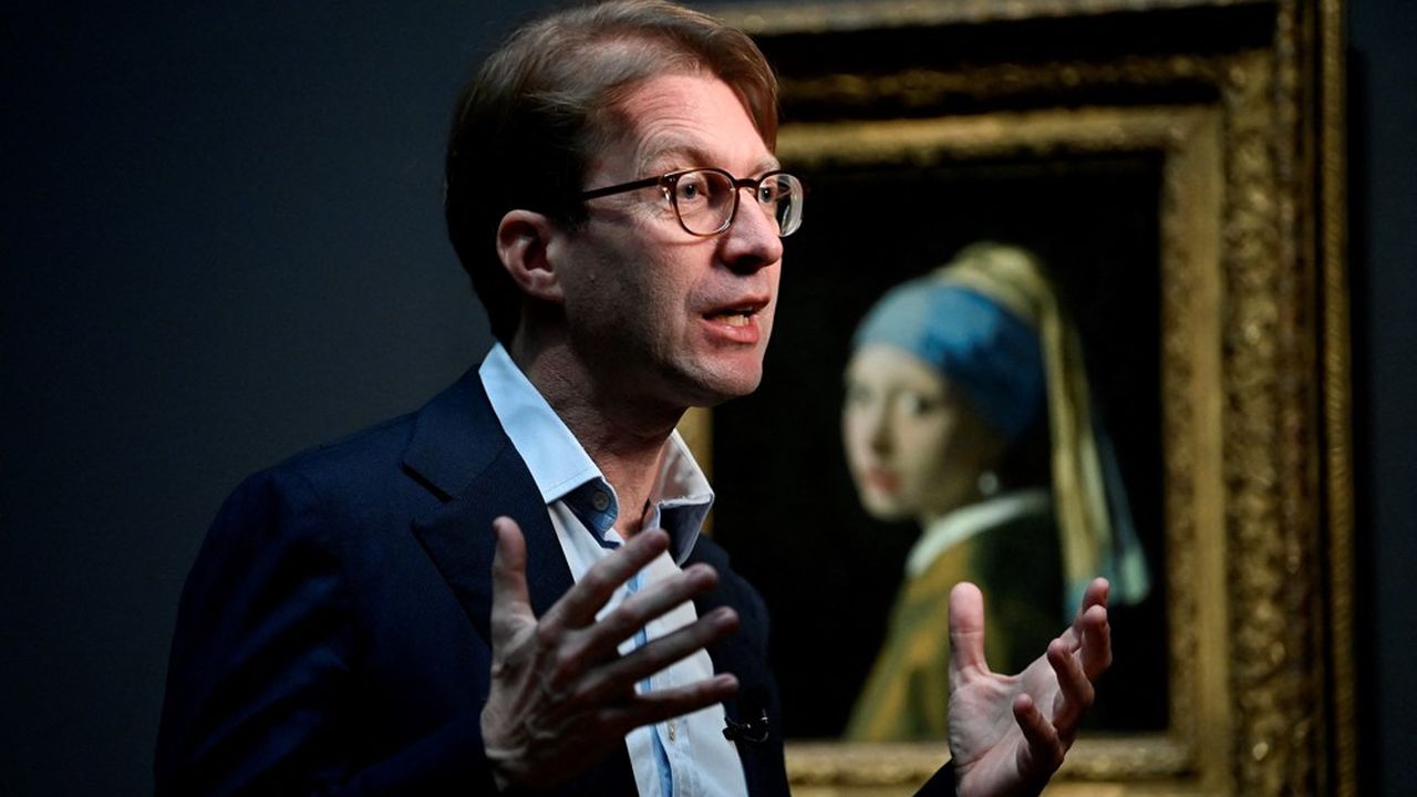 Le directeur général du Rijksmuseum, Taco Dibbits, face aux journalistes et la peinture de Johannes Vermeer 'La jeune fille à la perle', le 6 février 2023.