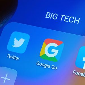 Google, Facebook, Twitter totalisent plus de 45 millions d'utilisateurs actifs mensuels et vont donc devoir appliquer des règles plus strictes que les petites plateformes.