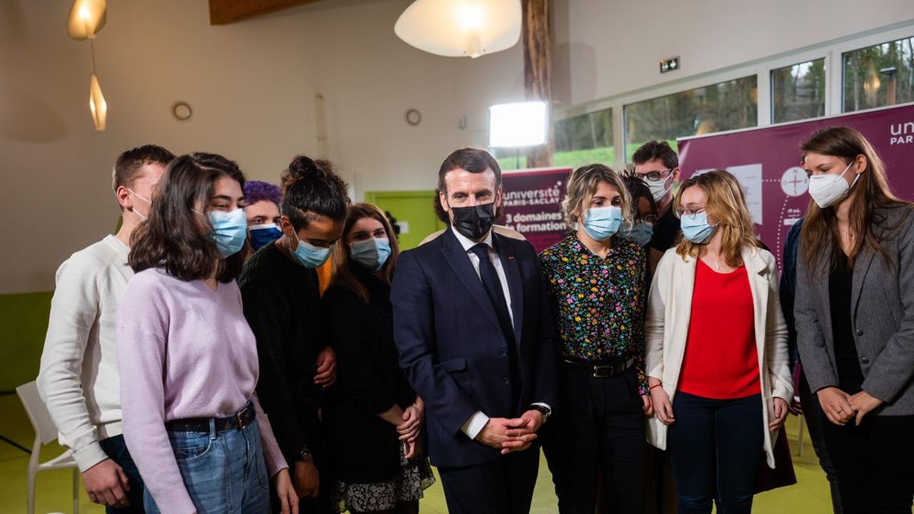 Emmanuel Macron lors d'un échange aves des étudiants à Paris Saclay, lors de la présentation du « Plan Quantique ».