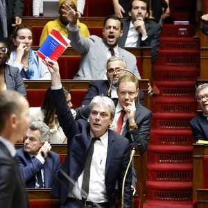 Au premier plan, Olivier Dussopt, le ministre du Travail, doit faire face à la contestation des députés sur le projet de réforme des retraites à l'Assemblée.