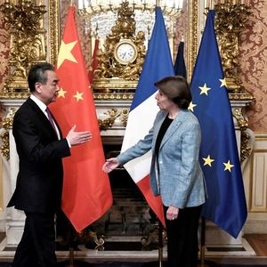 Le diplomate Wang Yi et la ministre des Affaires étrangères Catherine Colonna, le 15 février 2023 à Paris.