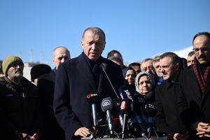 Recep Tayyip Erdogan lors de sa visite à Kahramanmaras, deux jours après le séisme meurtrier qui a frappé la Turquie.