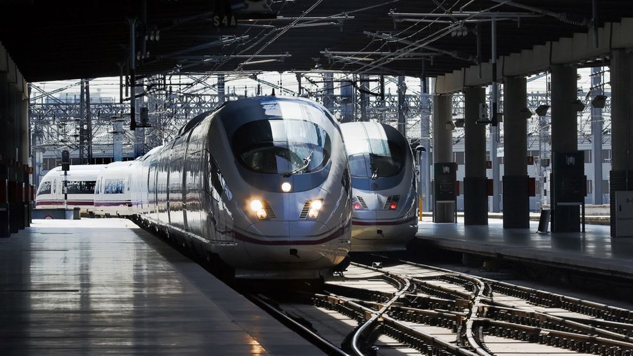 Deux trains à grande vitesse en gare de Madrid. Une commande de 31 trains destinés au nord de l'Espagne sera livrée avec retard, à la suite d'une erreur sur les dimensions des rames.