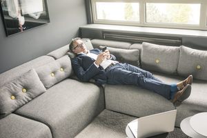 La société Netflix-Deliveroo a élu le canapé comme le centre du monde pour ses pratiquants les plus assidus.