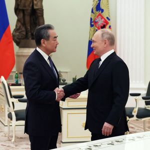 Vladimir Poutine a reçu le chef de la diplomatie chinoise, Wang Yi, à Moscou mercredi.