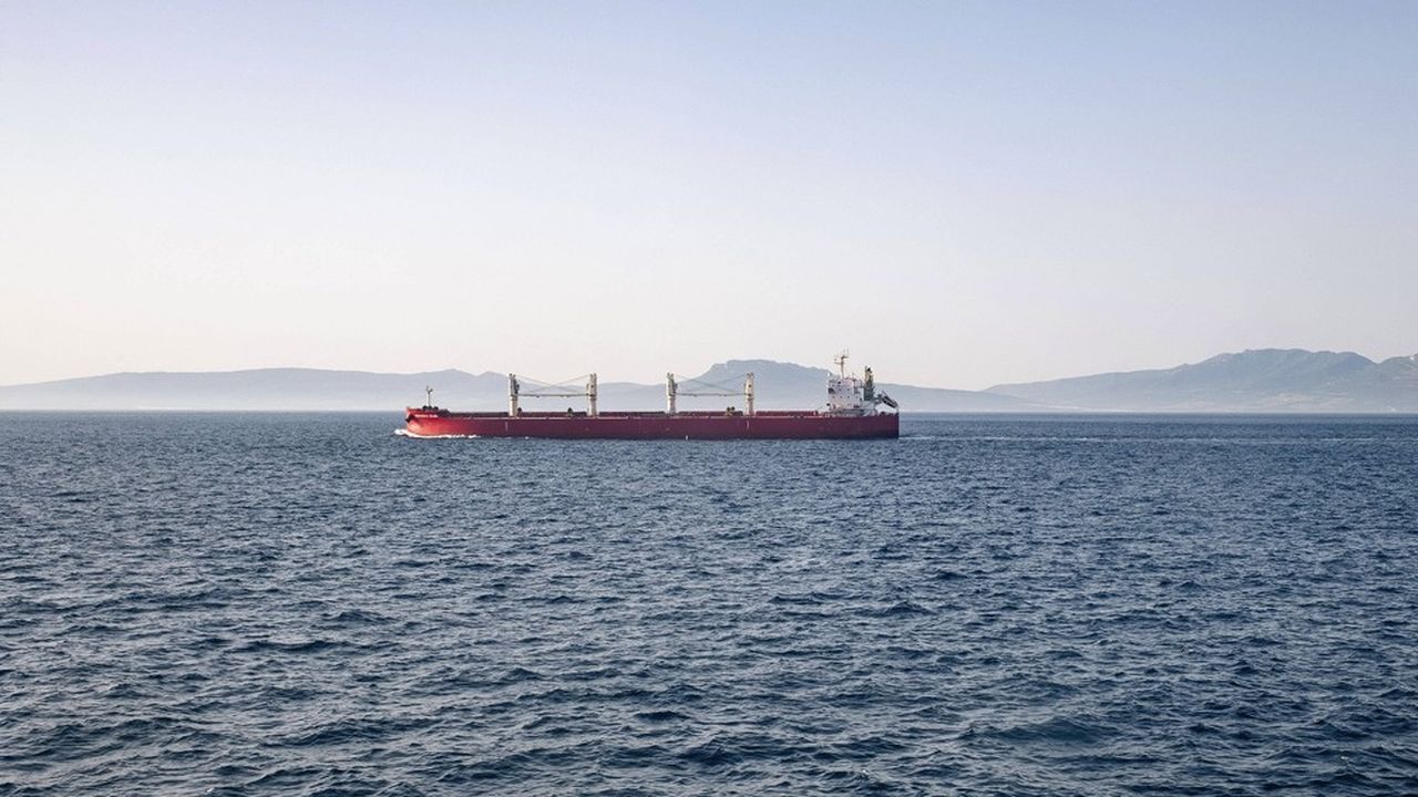 Depuis plusieurs semaines, des transferts de cargaisons pétrolières russes sont réalisés au large de Ceuta.