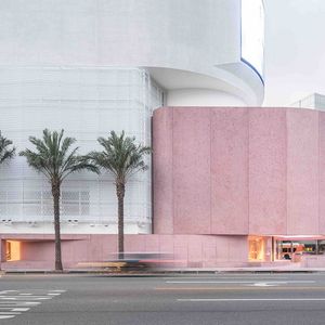 Le concept store The Webster, tout en courbes de béton rose, au Beverly Center, à Los Angeles. Les boutiques spectaculaires sont une destination en soi.