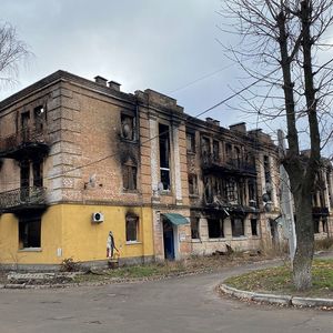 A Hostomel, à dix kilomètres de Kiev, Neo-Eco va reconstruire 450 logements en lieu et place de six barres d'immeubles démolies, en réutilisant les décombres.
