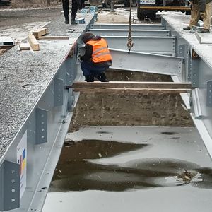 La technologie de Matière, brevetée, permet de construire un pont en plusieurs parties fabriquées en atelier, puis de les acheminer sur le site d'implantation.