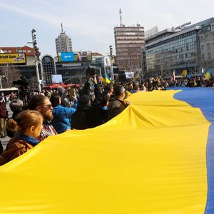 En Serbie, pays slave et orthodoxe pourtant généralement allié avec Moscou, des manifestants ont déroulé un gigantesque drapeau ukrainien, et le gouvernement a voté à l'ONU avec les Occidentaux.