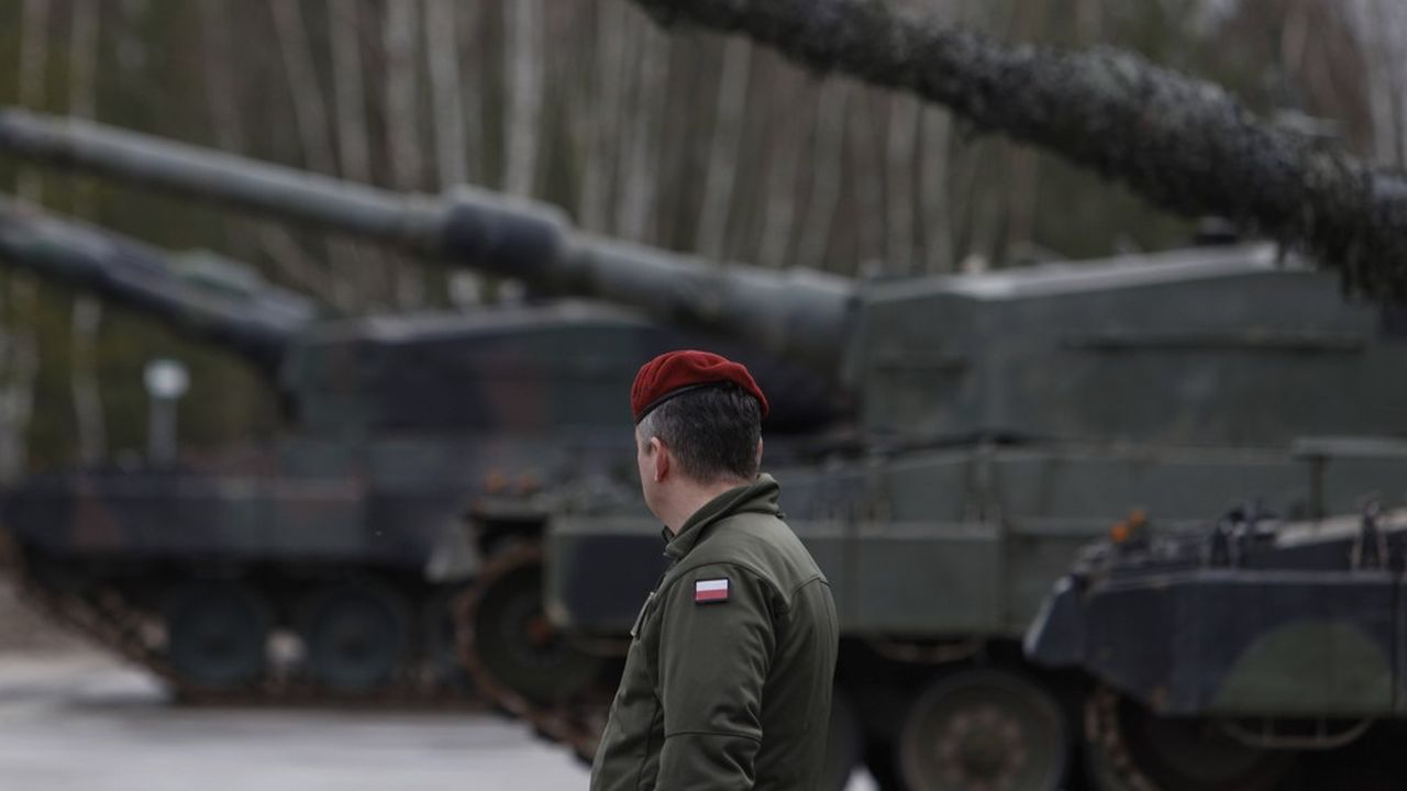 La Pologne a exprimé sa déception face à des sanctions considérées insuffisantes, le jour même où elle livrait les premiers chars Leopard à l'Ukraine.