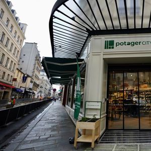 Les deux premiers magasins situés Rue de Tolbiac (Paris 13) et Rue de Seine (Paris 6). Un troisième sera ouvert en mars à Paris.