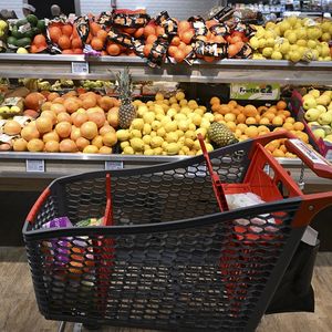 En France, le prix des fruits frais a grimpé de 7,4 % entre janvier 2022 et janvier 2023, selon l'Insee.