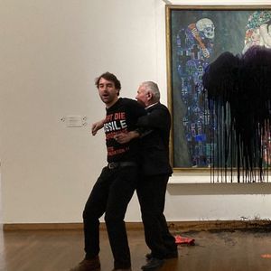 Opération de Dernière Génération à l'encontre du tableau « La Mort et la Vie » de Gustav Klimt au musée Leopold de Vienne, en Autriche, le 15 novembre 2022.