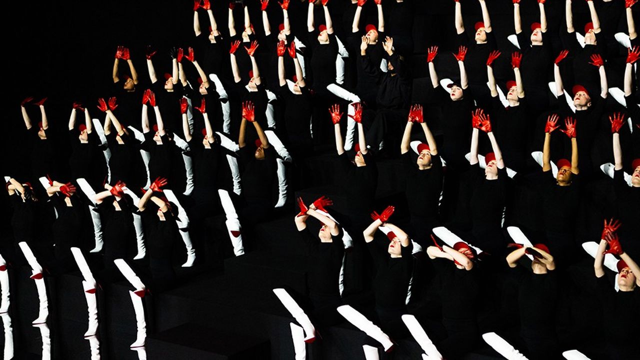 Sur la scène de l'Opéra-Comique de Paris, les danseurs offraient un spectacle graphique à l'occasion des 30 de la maison Christian Louboutin.