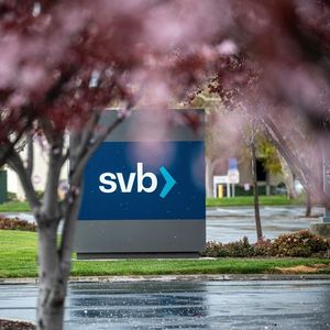 Les dépôts de SVB ont bondi de 102 à 189 milliards de dollars en 2021. La banque, qui disposait d'excès de liquidités, les a largement investis dans des placements de long terme peu rémunérés.