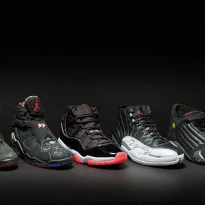 La « Dynasty Collection » : un lot de six Air Jordan ayant appartenu au légendaire joueur de basket est en train de faire le tour du monde avant d'être mis en vente par Sotheby's.