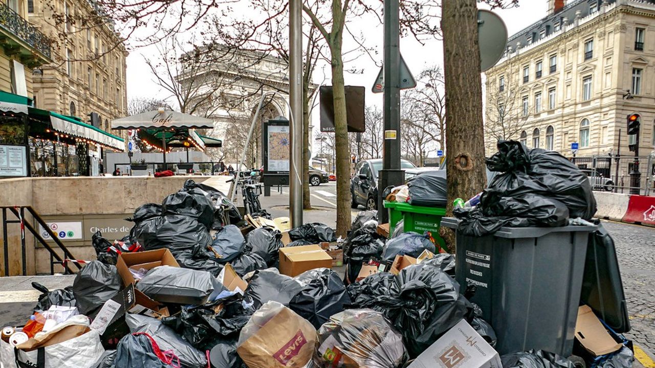 Garbage collectors’ strike in Paris: majority and opposition pass the buck