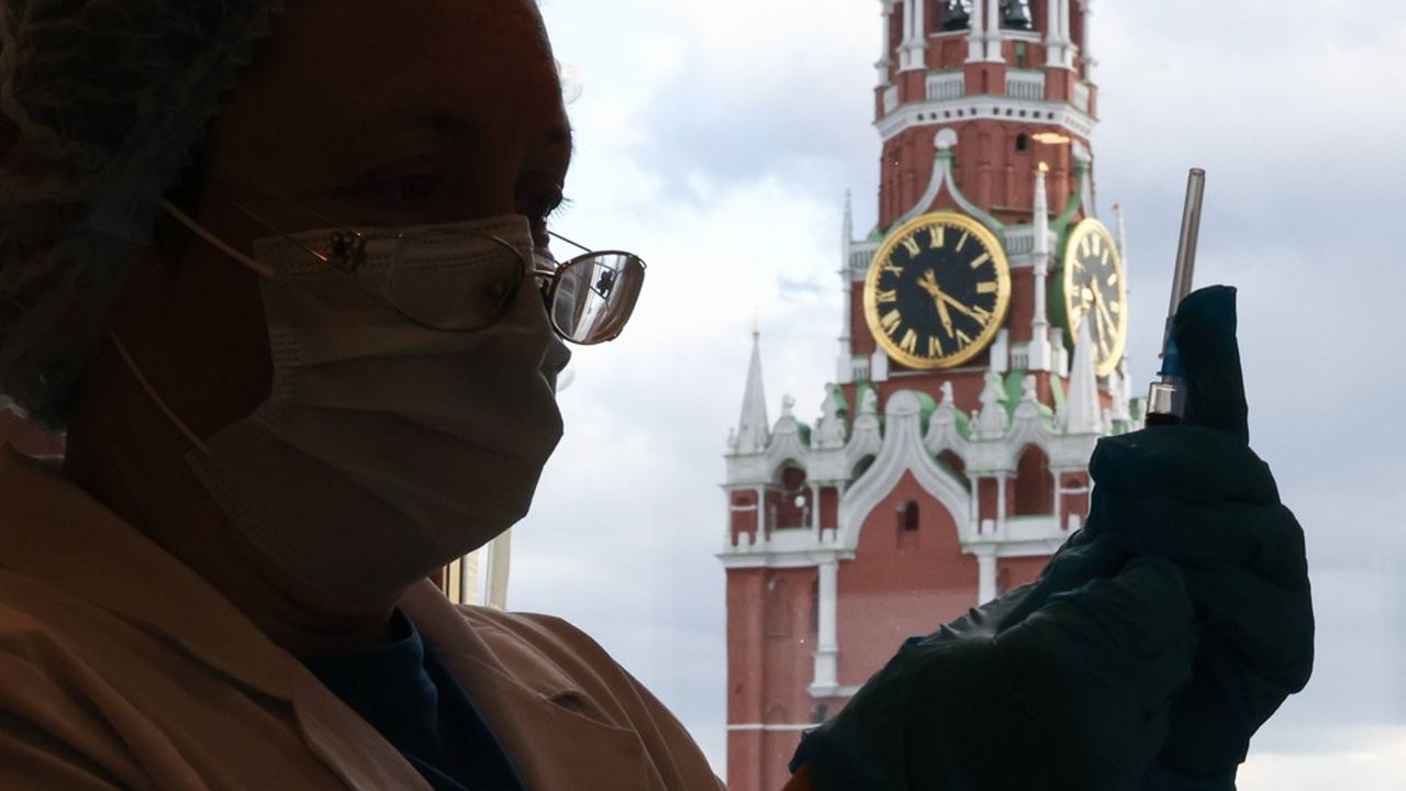 « Les Russes ont ainsi refusé de se faire vacciner en masse, car ils n'avaient pas confiance dans le vaccin national. »