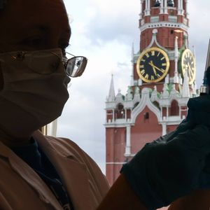 « Les Russes ont ainsi refusé de se faire vacciner en masse, car ils n'avaient pas confiance dans le vaccin national. »