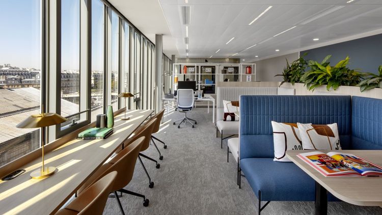Les bureaux de Pernod Ricard, ici au siège du groupe à Paris, ont été réaménagés pour créer des espaces de travail hybrides et chaleureux.