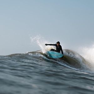 Squid Surfboards qui s'intéressait aux surfeurs avertis accompagne aussi désormais les débutants. Ici la planche performance Squid.