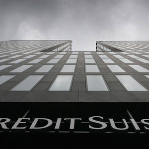 Les difficultés de Credit Suisse redonnent au franc son statut de monnaie refuge qui bénéficie de rapatriement de capitaux de la part des investisseurs helvètes lors des crises.