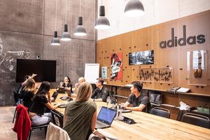 Au siège d'Adidas à Herzogenaurach en Bavière, cette salle de réunion a été conçue pour rappeler l'atelier du fondateur, Adolf Dassler.
