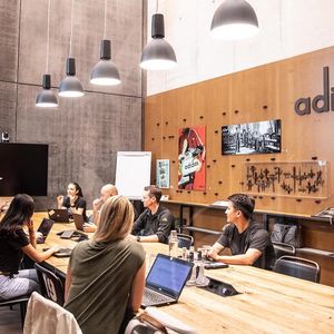 Au siège d'Adidas à Herzogenaurach en Bavière, cette salle de réunion a été conçue pour rappeler l'atelier du fondateur, Adolf Dassler.