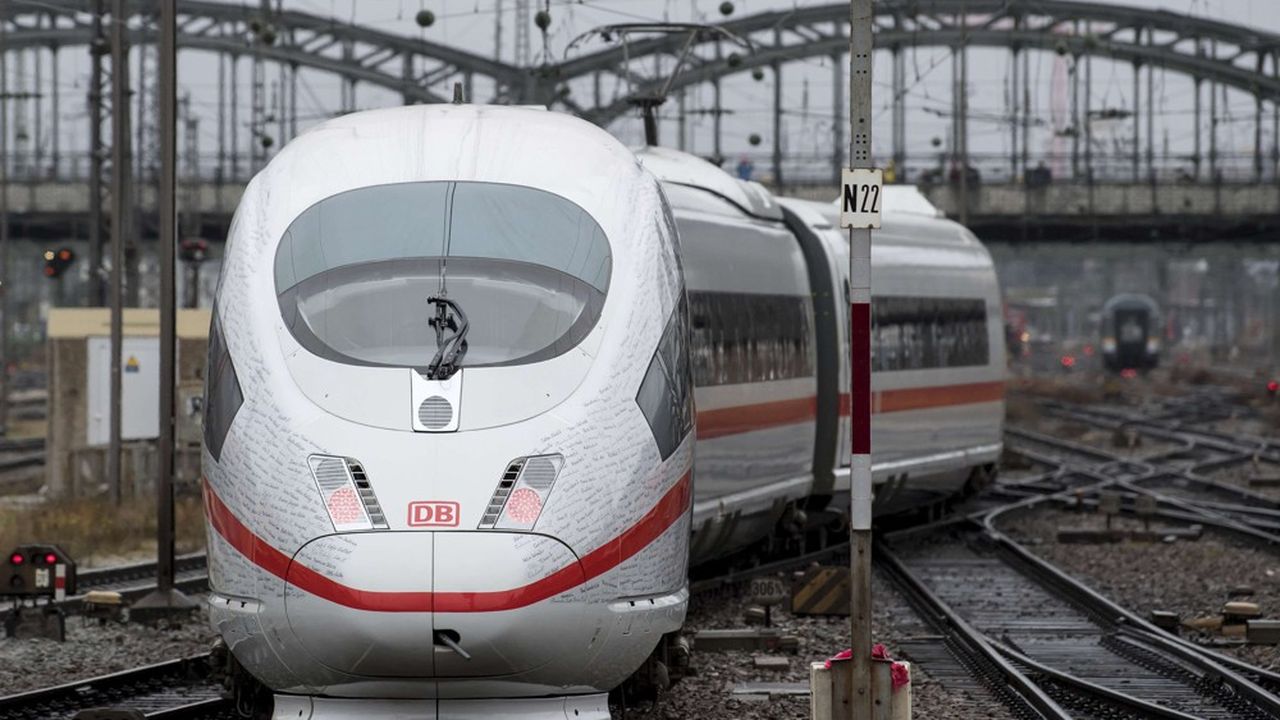 Un train grandes lignes sur trois de la Deutsche Bahn était en retard en 2022, ce qui est un record selon la Cour fédérale des comptes.