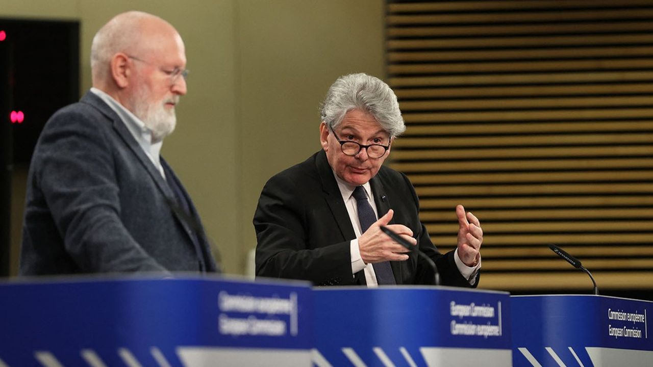 A gauche, le vice-président exécutif de la Commission européenne pour le Pacte vert européen, Frans Timmermans, et à droite le commissaire européen au Marché intérieur, Thierry Breton.