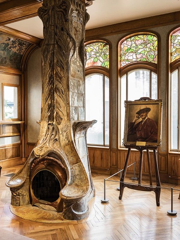 La salle à manger de la villa Majorelle - joyau de l'Ecole de Nancy -, vitraux de Jacques Gruber, cheminée en céramique d'Alexandre Bigot.