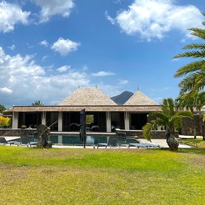Cette villa de prestige à l'architecture mauricienne est mise en vente à 2,9 millions d'euros.