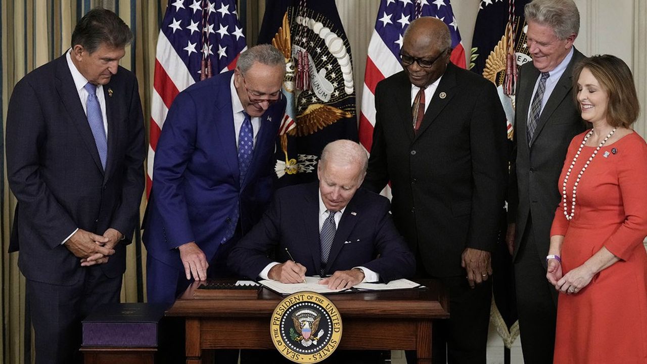 Joe Biden signe l'Inflation Reduction Act (IRA) le 16 août 2022.