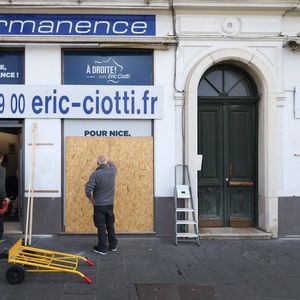 La permanence LR d'Eric Ciotti à Nice a été vandalisée dans la nuit de samedi à dimanche avec un slogan « la motion ou le pavé ».