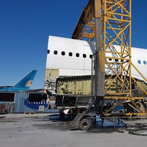 Coentreprise entre Airbus, Safran et Suez, Tarmac Aerosave démantèle les vieux avions de ligne en recyclant 90 % de la masse.