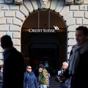 Après l'annonce de son sauvetage par UBS, Credit Suisse a entamé une nouvelle journée noire en Bourse lundi. Le cours de la banque dégringolait de 62,63 % peu après l'ouverture.