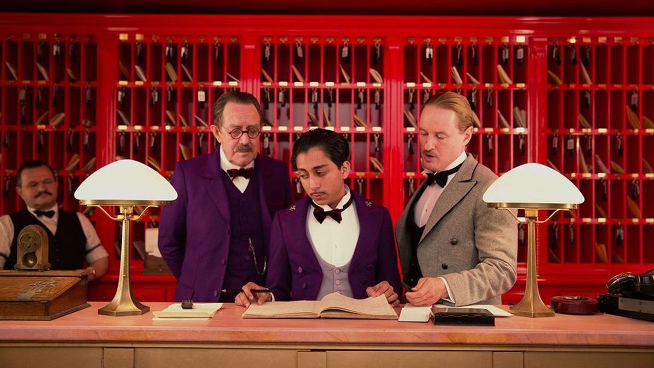 Une vision du personnel dans le tourisme, un tantinet surannée, dans « The Grand Budapest Hotel », un film réalisé par Wes Anderson, sorti en 2014.
