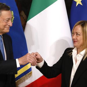 Giorgia Meloni et Mario Draghi au palais Chigi, siège de la présidence du Conseil des ministres italien.