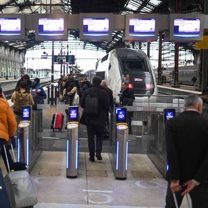 En région parisienne, les circulations seront également « très fortement perturbées » avec de 20 % à 50 % des trains maintenus, selon les lignes du RER.
