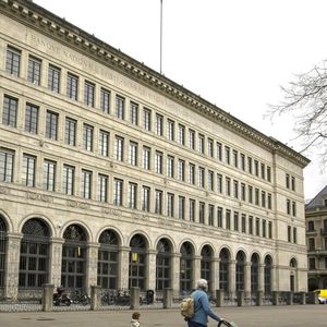 La Banque nationale suisse (BNS) n'exclut pas de prochaines hausses des taux. L'inflation en Suisse s'élève actuellement à 3,4 %, contre un objectif compris entre 0 % et 2 %.
